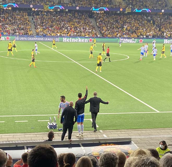 Ronaldo gây sốt “vượt quyền” Solskjaer chỉ đạo cầu thủ MU, bị Ferdinand mắng - 2