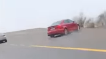Chiếc Audi mất lái rơi khỏi đoạn đường núi.