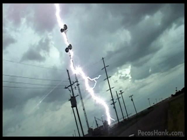 Thế giới - Làm thế nào để an toàn và hạn chế bị sét đánh?