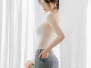 Thời trang - &quot;Nữ hoàng nội y thế hệ mới&quot; mặc quần jean không giấu nổi đường cong đẹp ngất ngây