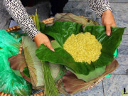 Thị trường - Tiêu dùng - Cốm xanh vào mùa, với cách này biết ngay loại đó nhuộm màu hay không