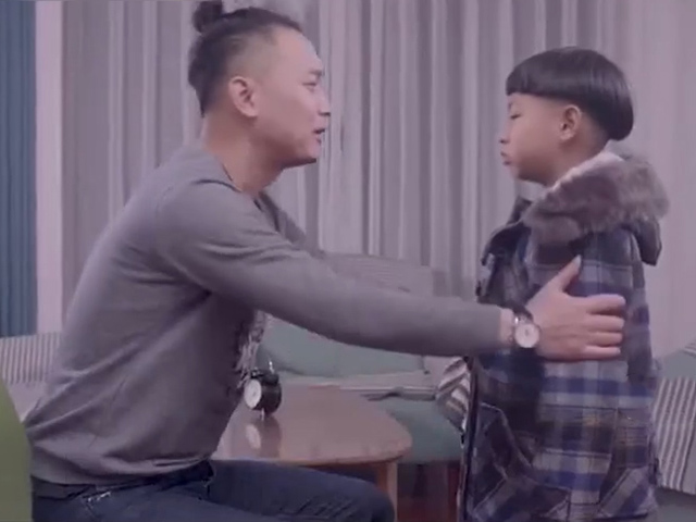 Cười 24H - Ông bố bất lực khi dạy dỗ đứa con trai ngỗ nghịch