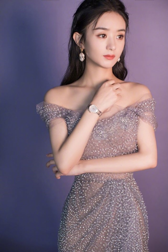 Triệu Lệ Dĩnh trở nên nổi tiếng qua nhiều bộ phim có kinh phí đầu tư khủng như Sam Sam đến rồi, Hoa Thiên Cốt, Sở Kiều Truyện,