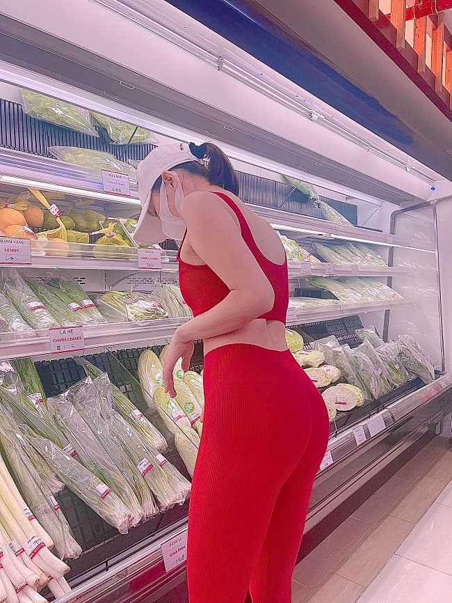 Tuy nhiên một số dân mạng cho rằng Lệ Quyên ăn mặc hở hang và tạo dáng không phù hợp khi xuất hiện nơi cộng cộng. Nhiều người còn nhắc nhở cô đang dịch căng thẳng nên mua hàng hoá nhanh và trở về nhà thay vì nán lại siêu thị để &#34;sống ảo&#34;.
