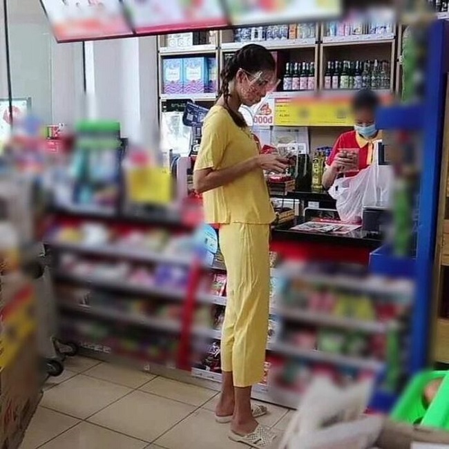 Trên mạng xã hội lan truyền loạt ảnh chụp lén của Minh Tú khi đi siêu thị giữa mùa dịch. Vừa bị khui ảnh, Minh Tú đã làm khán giả bật cười vì phong cách "hai lúa".
