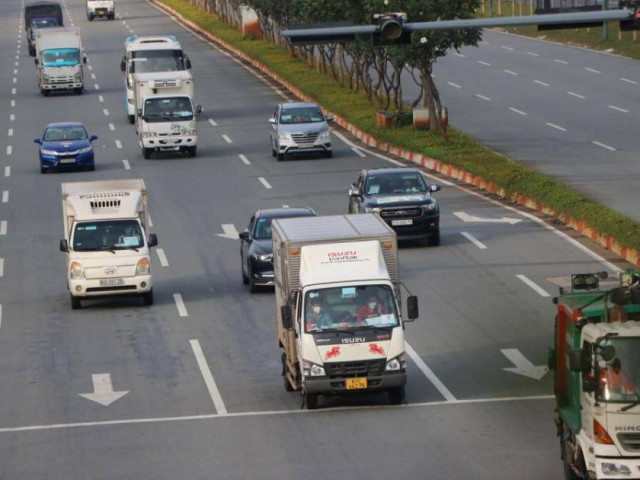 Tin tức trong ngày - Công an TP.HCM lý giải việc "đang giãn cách mà người đi trên đường đông"