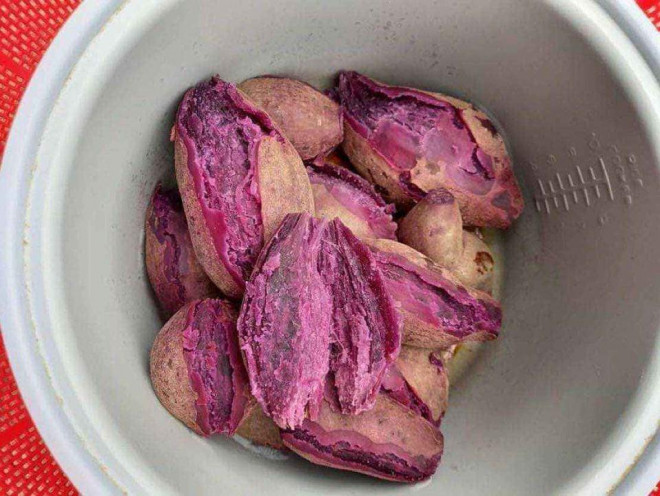 Khoai lang tím là món ăn phổ biến của nhiều gia đình Việt