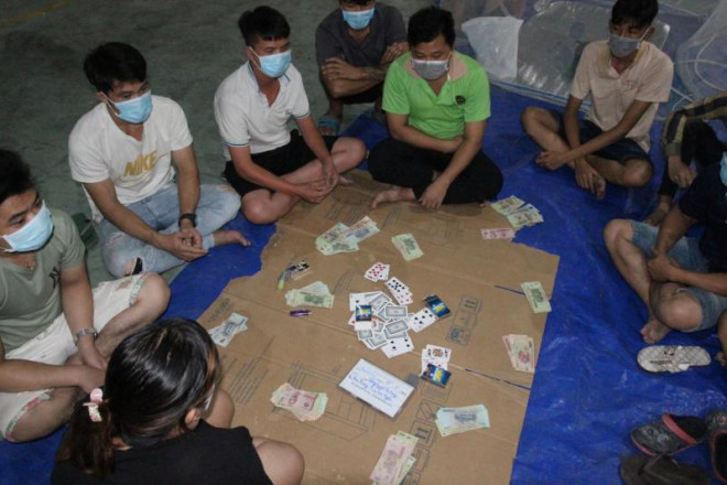 Các công nhân tham gia đánh bạc tại công ty Yuxing.