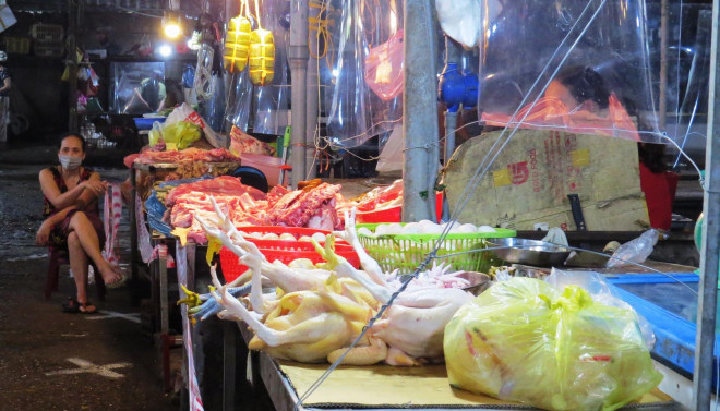 Các mặt hàng phong phú, tươi mới nhưng không có khách.