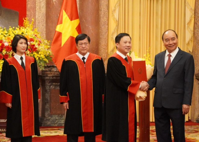 Chủ tịch nước Nguyễn Xuân Phúc trao quyết định bổ nhiệm cho các tân Thẩm phán - Ảnh: Thế Dũng
