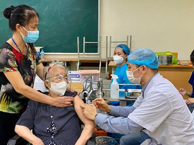 Tin tức trong ngày - Luật sư nói gì về vụ “không tiêm vaccine phải làm cam kết” ở phường Hoàng Liệt, quận Hoàng Mai, Hà Nội?