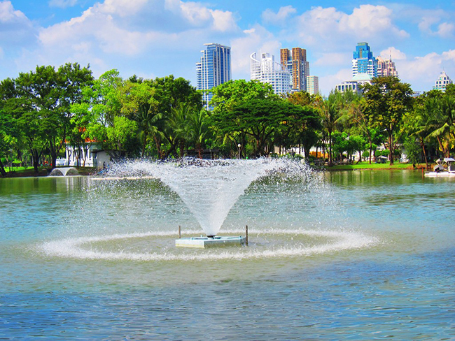 Công viên Lumphini, Bangkok, Thái Lan: Công viên Lumphini là một công viên giữa đô thị đáng kinh ngạc, với hồ nước, đường chạy, hàng trăm cây xanh và nhiều điều thú vị khác nữa. 
