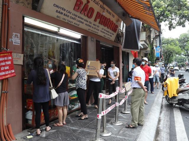 Thị trường - Tiêu dùng - Hà Nội: Quận Tây Hồ chỉ đạo xử lý nghiêm tiệm bánh Trung thu Bảo Phương để khách xếp hàng tấp nập