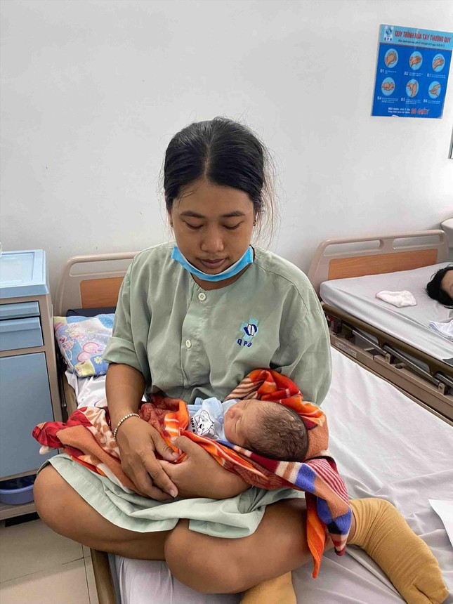 Mẹ con sản phụ Lê Thị Lệ sau chuyến vượt cạn giữa bão Côn Sơn. Ảnh: Bình Minh