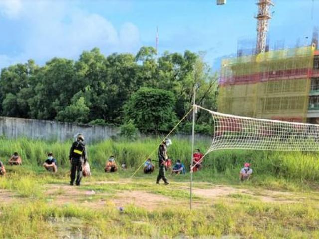 Tin tức trong ngày - Vùng tâm dịch không được ra đường, 14 thanh niên vẫn tụ tập đánh bóng chuyền