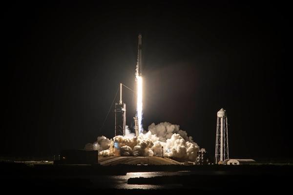 Elon Musk lại làm nên lịch sử: Phóng tàu vũ trụ đầu tiên chở toàn người bình thường - 2