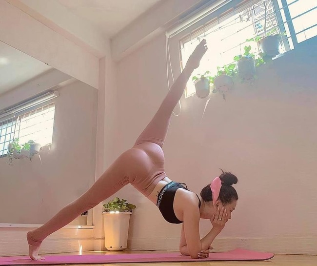Sĩ Thanh có những chiếc quần&nbsp;tập tiệp màu cơ thể khiến người nhìn “bối rối” và dễ gây hiểu lầm&nbsp;“mặc như không”.&nbsp;
