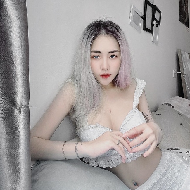 Du Uyên sexy trong trang phục áo ren trắng khoe vòng 1 nảy nở cùng vòng 2 thon gọn.
