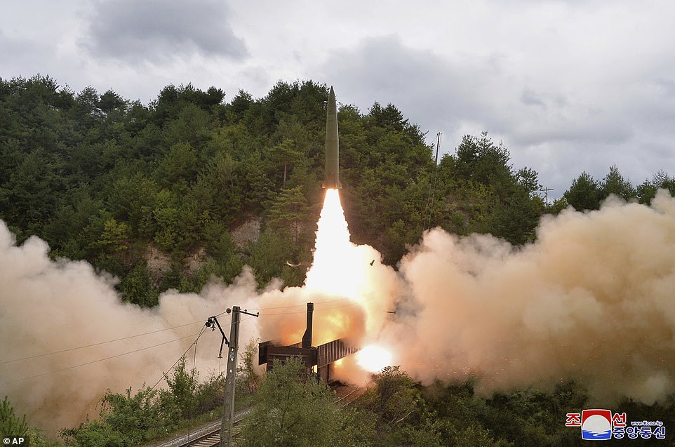 Tên lửa đạn đạo khai hỏa từ bệ phóng gắn trên tàu hỏa của Triều Tiên.