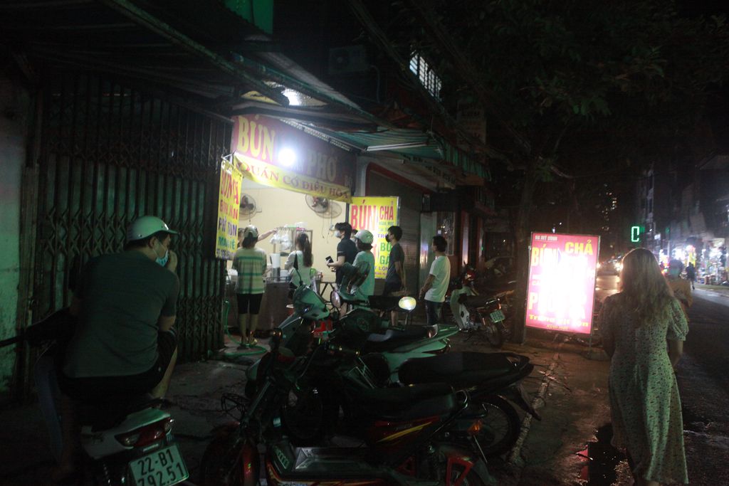 Theo ghi nhận của PV, trong ngày đầu tiên Hà Nội cho phép các cơ sở kinh doanh ăn uống bán mang đi, lượng người đến mua buổi trưa và chiều vắng hơn buổi tối. 19h, tại quán bún, phở trên đường Mỹ Đình (quận Nam Từ Liêm), hàng dài khách đứng đợi mua mang về.