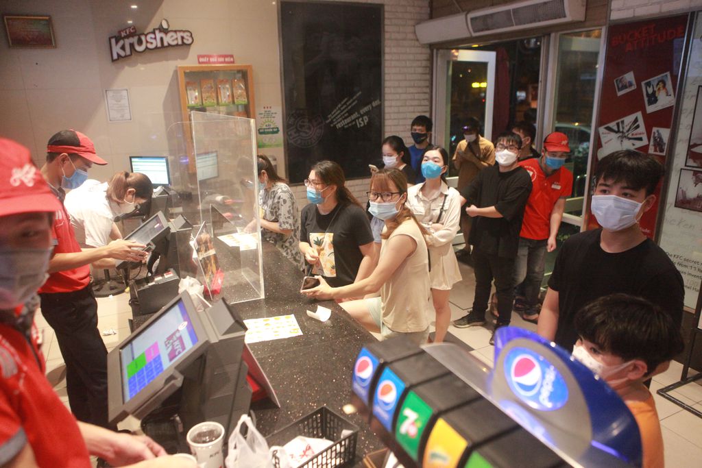 Cửa hàng đồ ăn nhanh trên đường Lê Đức Thọ (quận Nam Từ Liêm), khách xếp hàng từ ngoài vào bên trong quán