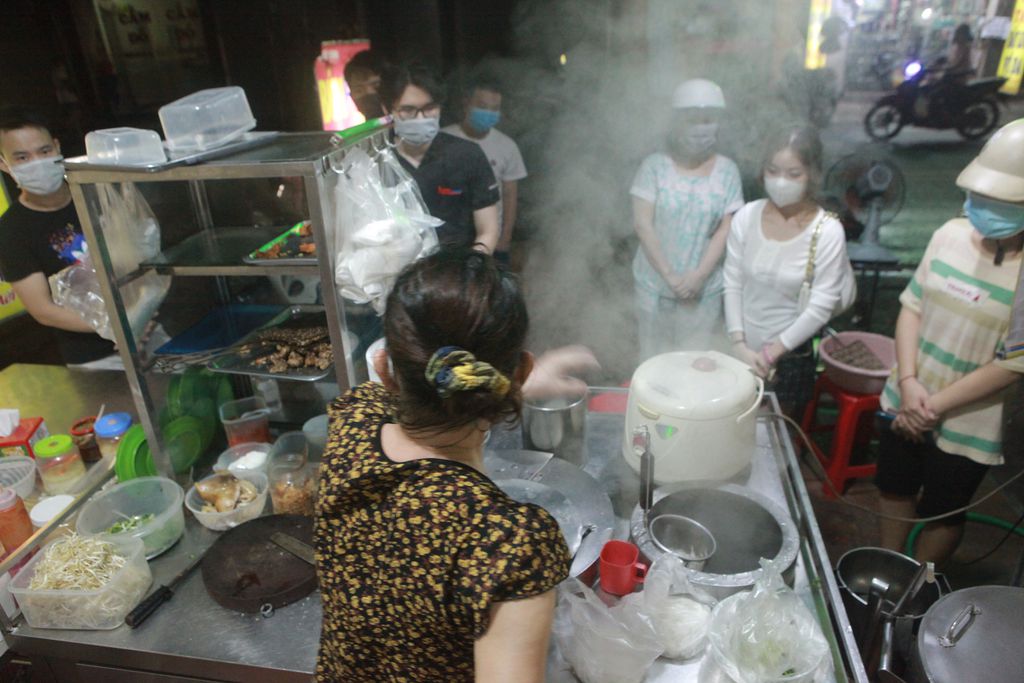 “Trưa nay, lượng người đến mua ít hơn buổi tối. Lâu lắm rồi cửa hàng mới nhộn nhịp khách tới mua như lúc này”, bà Lan vừa chuẩn bị đồ đạc cho khách vừa nói