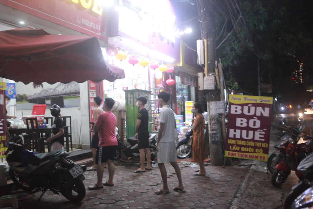 Cách đó không xa là một quán bún bò Huế, khách hàng phải đứng chờ chủ quán làm vì lượng người đến khá đông