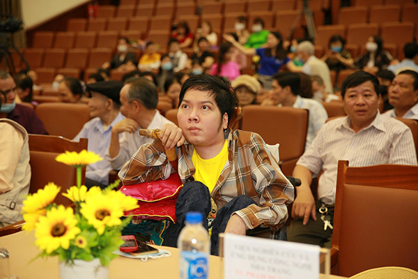 Vũ Nguyên đi tham dự các chương trình vừa để được nói về thơ vừa để học hỏi thêm nhiều kinh nghiệm