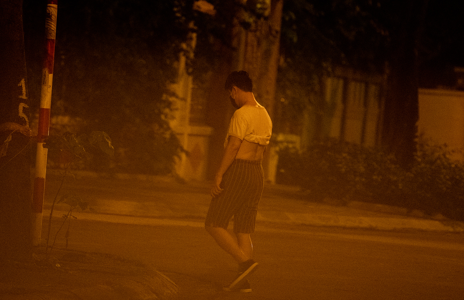 Khoảng 22h đêm, nhiều người dân sống xung quanh khu vực phường Mễ Trì (quận Nam Từ Liêm) vô tư xuống đường để tập thể dục.