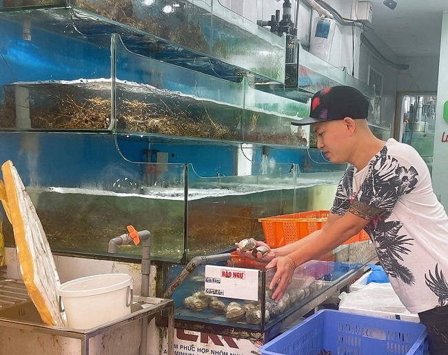 Anh Duy đã chọn khởi nghiệp bằng việc buôn bán hải sản tươi sống tại Hà Nội.