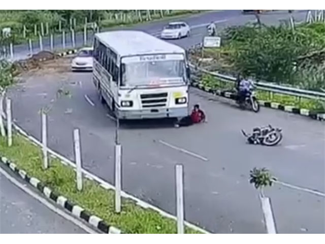 Thế giới xe - Người đi xe máy bị cuốn vào ô tô và cái kết