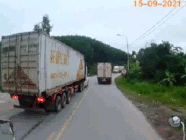 Tin tức trong ngày - Container lấn làn, phanh cháy lốp