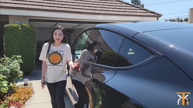 Hà Thanh Xuân chia sẻ clip nhận xe ô tô mới