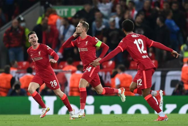 Jordan Henderson (giữa) ghi bàn đẹp mắt và cực kỳ quan trọng cho Liverpool