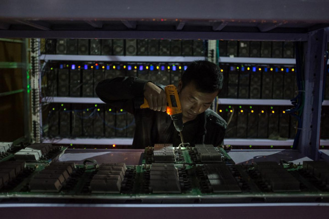 Nhân viên làm việc tại một cơ sở đào bitcoin ở Tứ Xuyên, Trung Quốc. Ảnh: Liu Xingzhe/EPA/CHINAFILE