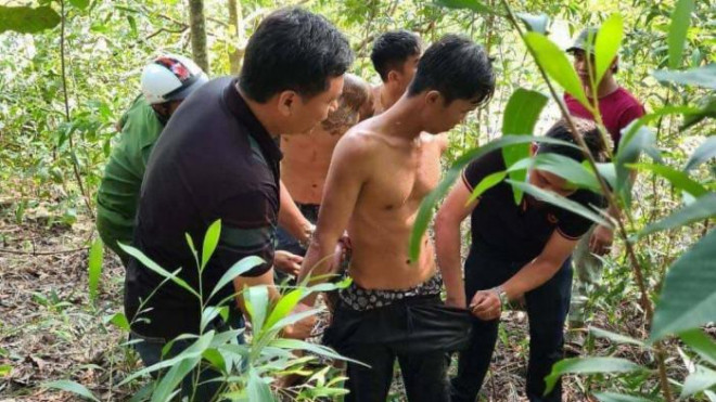 Hai đối tượng tại thời điểm bị công an bắt giữ.