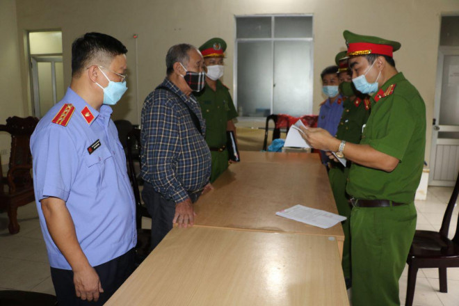 Cơ quan công an đọc lệnh khởi tố, bắt tạm giam ông Nguyễn Đình Khang - Ảnh: Công an cung cấp