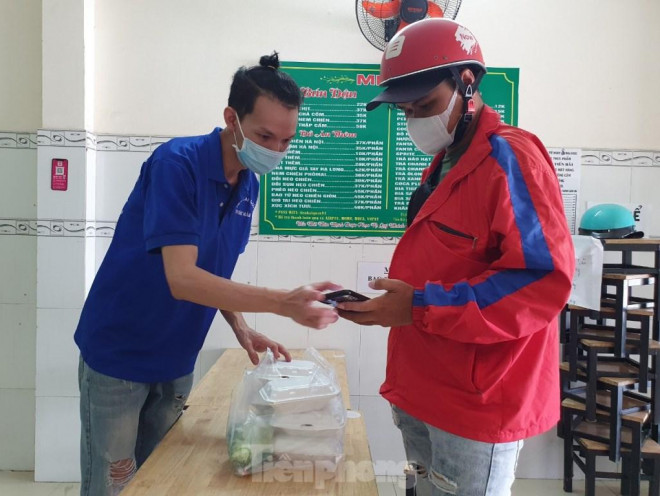 Trong khi đó, một tiệm bún đậu mắm tôm ở quận 7 cũng tấp nập shipper đến lấy hàng. “Hiện giờ nhân viên đang tăng tốc chế biến món cho khách. Đa số khách đều mua chung từ 4-5 phần chứ ít mua riêng từng phần như trước” – một nhân viên cho hay.
