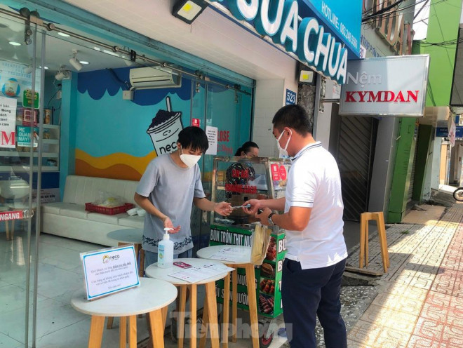 Anh Trần Hữu Trí, chủ tiệm sữa chua Yogurt (quận 7) phấn khởi sau 3 tháng tạm ngừng kinh doanh. “Tiệm mở lại được 2 ngày, lúc đầu lượng khách giảm 50% so với trước nhưng nay khách đặt đơn đã tăng lên khá nhiều. Chúng tôi rất vui mừng khi được mở bán, tất cả nhân viên đều thực hiện “3 tại chỗ”, được phường cho phép mở cửa kinh doanh” – anh Trí cho biết.