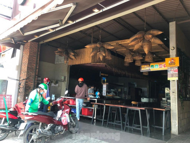 Một tiệm cơm trên phường Tân Phong (quận 7) tấp nập shipper