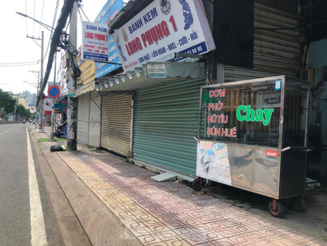 Tuy nhiên, vẫn còn nhiều hàng quán ở quận 7 chưa vội mở cửa