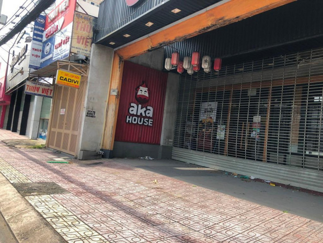 Một dãy tiệm ăn, hàng quán cho biết, đang nghe ngóng tình hình và có thể mở lại sau khi hết giãn cách...