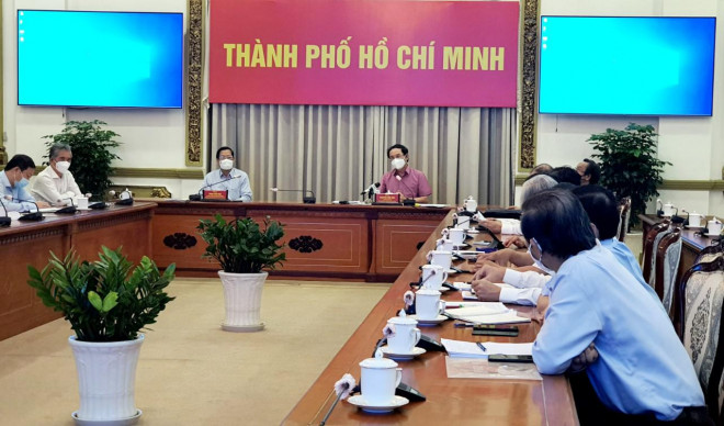 Bí thư Thành uỷ TP.HCM Nguyễn Văn Nên trao đổi với các chuyên gia ngày 17-9