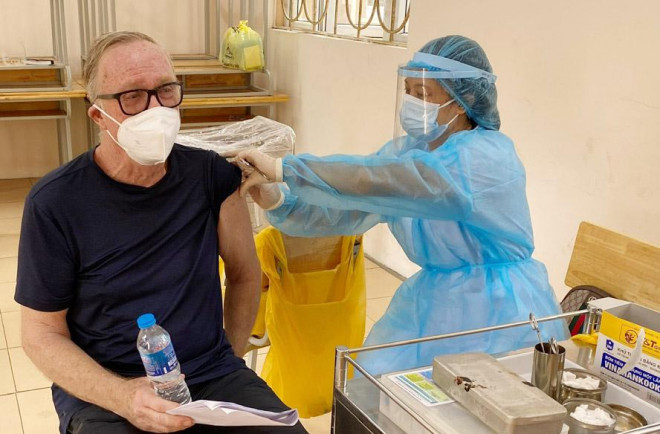 Một người nước ngoài trên địa bàn quận Ba Đình được tiêm vắc xin phòng Covid-19.