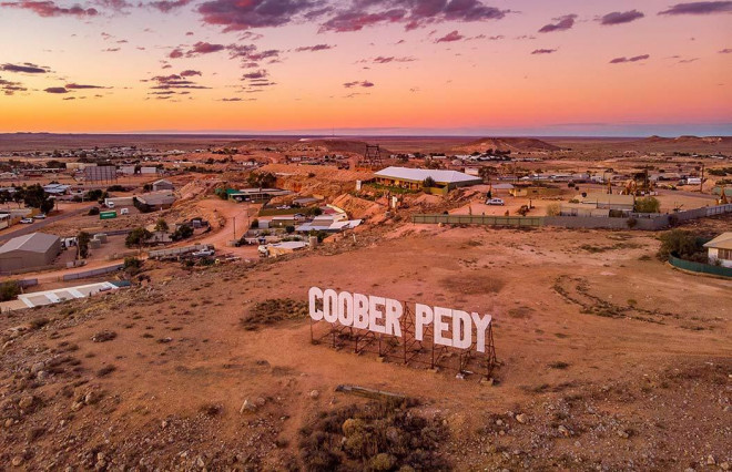 Tên của vùng đất Coober Pedy xuất phát từ thuật ngữ của thổ dân địa phương "kupa piti", có nghĩa là "hang của người da trắng dưới lòng đất". Nằm cách Adelaide 850 km về phía bắc trên đường cao tốc Stuart, thị trấn Coober Pedy khiến bất cứ ai đến lần đầu cũng đều kinh ngạc.