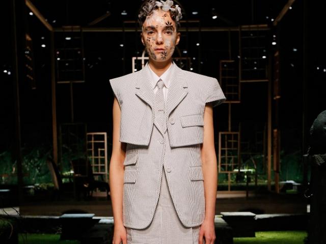 Thời trang - Váy bên ngoài quần: Xu hướng Y2K nổi bật mùa này