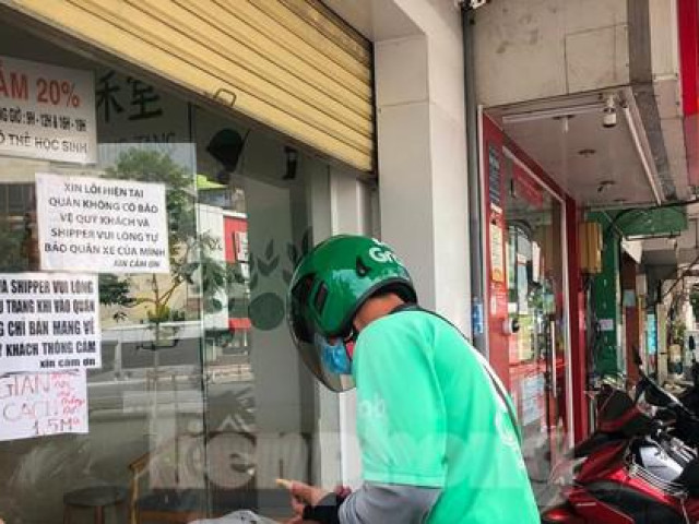 Thị trường - Tiêu dùng - Được bán trở lại, chủ cửa hàng ''vùng xanh'' tại TPHCM chế biến không ngơi tay