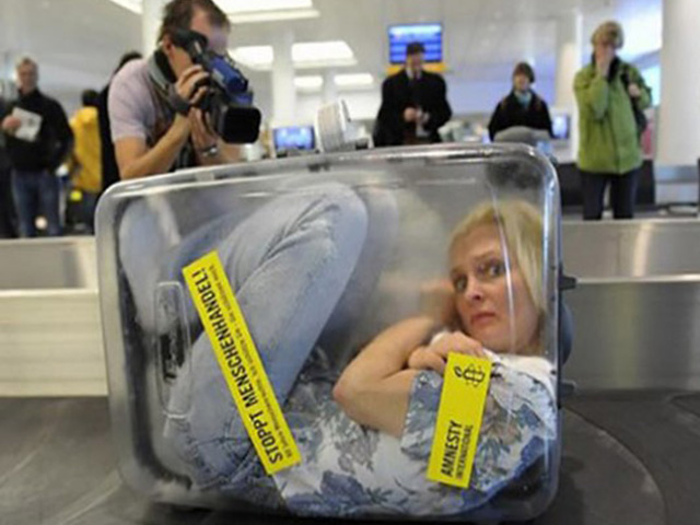 Tranh vui - Giật mình bắt gặp những hình ảnh khó tin khi đi máy bay