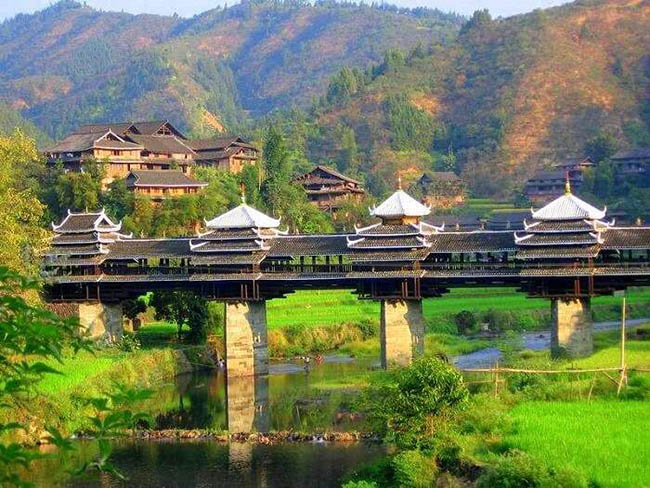Cây cầu gỗ và đá này có lịch sử khoảng 100 năm của tộc Đồng Trung Quốc. Nó có một cái tên rất đặc biệt: Cầu Mưa Gió.
