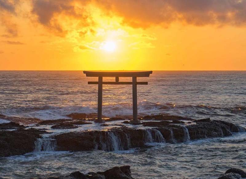 Những cổng trời bí ẩn nổi trên mặt nước ở Nhật Bản - 5